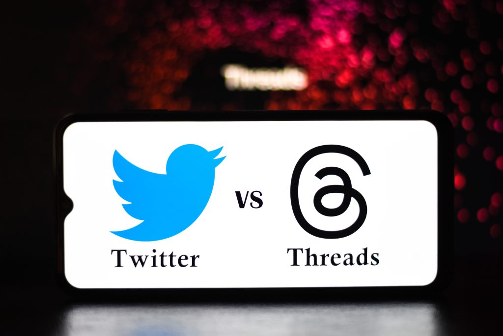 Twitter vs Threads într-o competiție online.